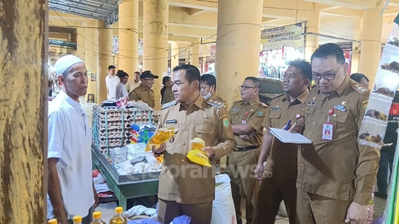 Wakil Bupati Barito Selatan, Khristianto Yudha, didampingi jajaran pemerintah daerah melakukan inspeksi mendadak (sidak) di pasar tradisional untuk mengecek harga dan ketersediaan bahan pokok menjelang bulan Ramadan. (foto: Geloranews.co/akhmad madani)