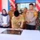 PJ Bupati Barito Selatan, Deddy Winarwan, menandatangani prasasti peresmian Mal Pelayanan Publik (MPP) didampingi jajaran Forkopimda, Sekda Barsel, dan Kepala DPMPTSP. (foto: Geloranews.co/dok)
