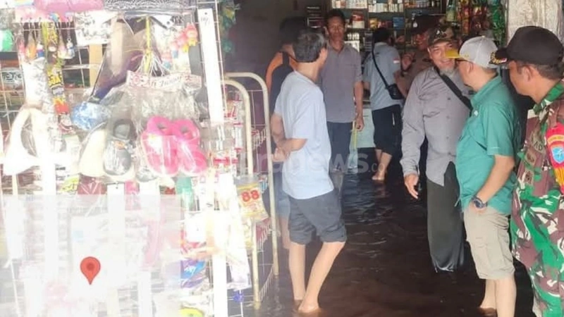 Petugas gabungan saat meninjau lokasi banjir di Desa Sei Hambawang, Kecamatan Sebangau Kuala, Kabupaten Pulang Pisau, Kalimantan Tengah, baru-baru ini.(DOK. BPBD PULANG PISAU)