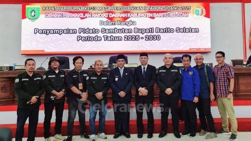 Bupati dan Wakil Bupati Barito Selatan berfoto bersama anggota Persatuan Wartawan Indonesia (PWI) Barito Selatan usai penyampaian pidato sambutan dalam rapat paripurna DPRD. (foto: Geloranews.co/PWI Barsel)