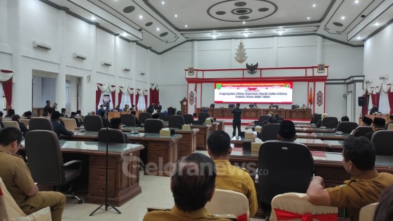 Suasana Rapat Paripurna DPRD Barsel saat Bupati Eddy Raya Samsuri menyampaikan pidato perdana periode 2025-2030. (foto: Geloranews.co/akhmad madani)