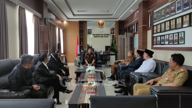 Bupati Barsel Eddy Raya Samsuri bersama jajaran melakukan kunjungan kerja ke Kejaksaan Negeri Barito Selatan untuk memperkuat sinergi dalam transparansi dan akuntabilitas pembangunan. (foto: Geloranews.co/akhmad madani)