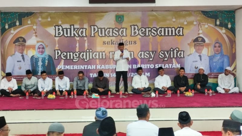 Bupati Barito Selatan, H Eddy Raya Samsuri, memberikan sambutan dalam acara buka puasa bersama dan pengajian rutin Asy Syifa di Pendopo Rumah Jabatan Bupati (foto: Geloranews.co/akhmad madani)
