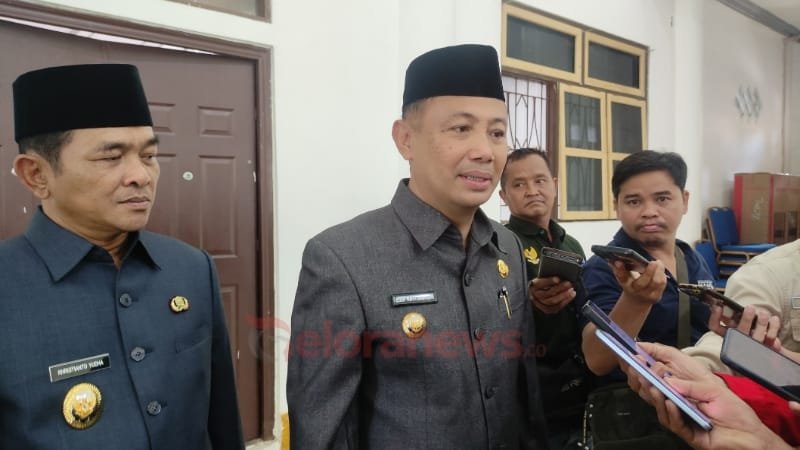 Bupati Barito Selatan, Eddy Raya Samsuri, didampingi Wakil Bupati Kristianto Yudha, memberikan keterangan kepada awak media usai penyampaian LKPJ Tahun 2024 dalam Rapat Paripurna ke-17 DPRD Barsel di Graha Paripurna, Buntok, Jumat (21/3).
