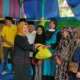 Hj. Ani Mahrita serahkan bantuan sembako bagi warga kurang mampu dalam aksi sosial di Buntok.