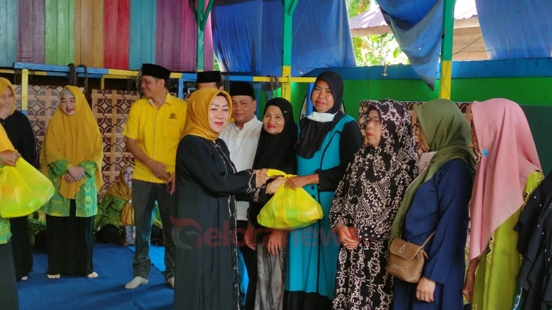 Hj. Ani Mahrita serahkan bantuan sembako bagi warga kurang mampu dalam aksi sosial di Buntok.