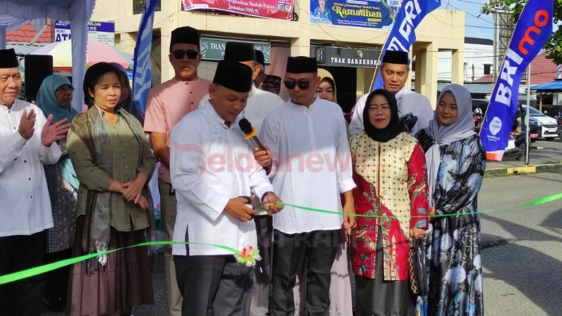 Asisten II Setda Barsel, Rahmat Nuryadin, secara resmi membuka Pasar Ramadhan di Plaza Beringin Buntok (foto: Geloranews.co/dok)