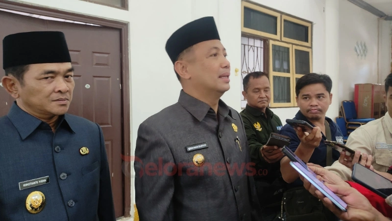 Bupati Barsel Eddy Raya Samsuri konferensi pers terkait dua Ranperda di DPRD Barsel.