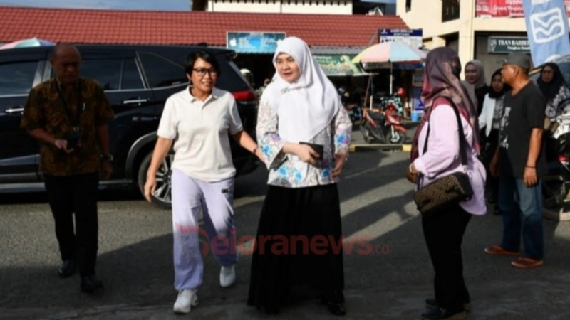 Ketua TP-PKK Barsel Hj. Permanasari meninjau Pasar Ramadhan di Buntok bersama jajaran Forkopimda untuk mendukung UMKM dan penguatan ekonomi lokal.