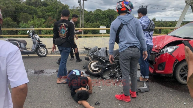 Kecelakaan Yamaha NMax tabrak Daihatsu Ayla di Jembatan Malawen, Barito Selatan.