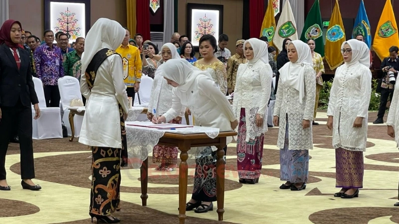 Pelantikan Hj. Permana Sari Eddy Raya Samsuri sebagai Ketua Dekranasda Barsel 2025-2030 di Palangka Raya.