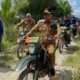 Wakil Bupati Barito Selatan, Khristianto Yudha, bersama rombongan meninjau kondisi jalan rusak dengan menggunakan sepeda motor di wilayah Kecamatan Dusun Utara dan Karau Kuala. (foto: Geloranews.co/dok)