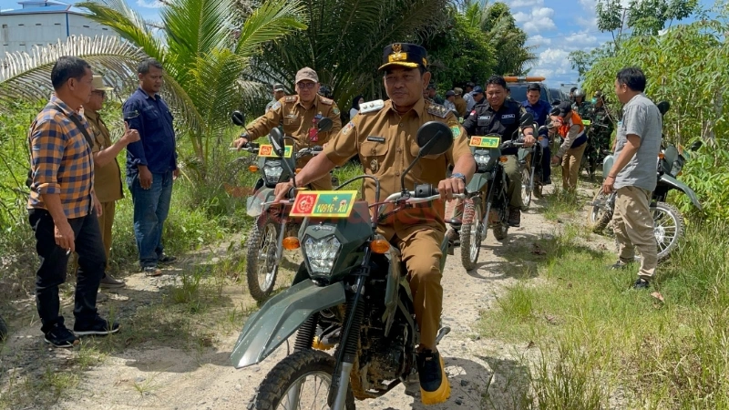 Wakil Bupati Barito Selatan, Khristianto Yudha, bersama rombongan meninjau kondisi jalan rusak dengan menggunakan sepeda motor di wilayah Kecamatan Dusun Utara dan Karau Kuala. (foto: Geloranews.co/dok)