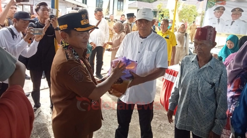 Wakil Bupati Barsel bagikan sembako murah kepada warga dalam Safari Ramadhan di Mengkatip.