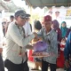 Wakil Ketua DPRD Barsel bagikan sembako murah kepada warga Mengkatip dalam program pasar murah.