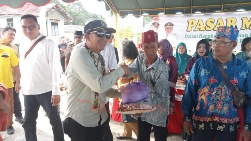 Wakil Ketua DPRD Barsel bagikan sembako murah kepada warga Mengkatip dalam program pasar murah.