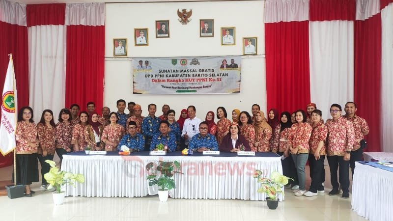 Asisten I Setda Barsel, Yoga P Utomo, bersama panitia dan peserta dalam acara bakti sosial sunatan massal di Aula Kecamatan Dusun Selatan, Senin (17/3).