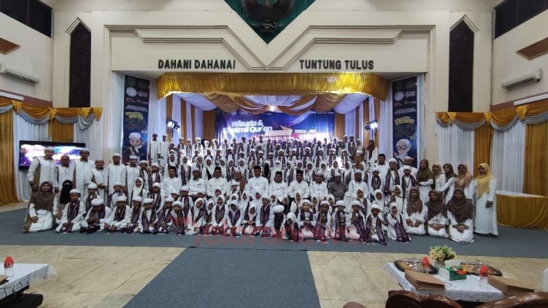 Para santri Karantina Tahfiz Qur’an Angkatan VI Kabupaten Barito Selatan berfoto bersama usai mengikuti prosesi Wisuda dan Khatmil Qur’an di Gedung Jaro Pirarahan, Kamis (20/3).