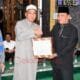 Asisten II Setda Barsel, Rahmat Nuryadin, menyerahkan bantuan secara simbolis kepada pengurus Masjid Misftahul Jannah dalam kegiatan Safari Ramadhan di Desa Penda Asam, Rabu (19/3).
