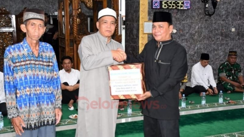 Asisten II Setda Barsel, Rahmat Nuryadin, menyerahkan bantuan secara simbolis kepada pengurus Masjid Misftahul Jannah dalam kegiatan Safari Ramadhan di Desa Penda Asam, Rabu (19/3).