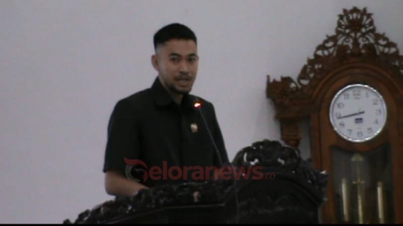 Anggota DPRD Barsel, Ahmad Rizki, saat membacakan laporan hasil reses dalam Rapat Paripurna ke-17 Masa Persidangan II Tahun 2025 di Graha Paripurna DPRD Barsel, Jumat (21/3).