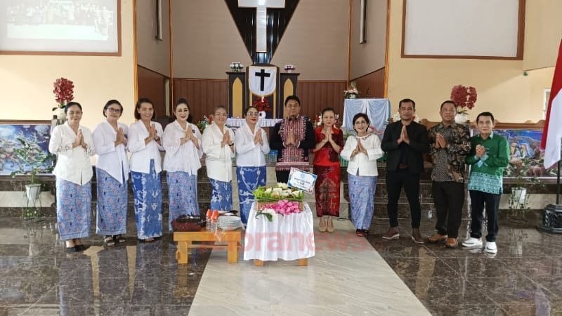 Asisten I Setda Barsel, Yoga P. Utomo, bersama jajaran pengurus DPC PWKI Barsel yang baru dilantik serta tamu undangan, berfoto bersama dalam rangkaian peringatan HUT ke-79 PWKI di Gereja Viktoria, Buntok.