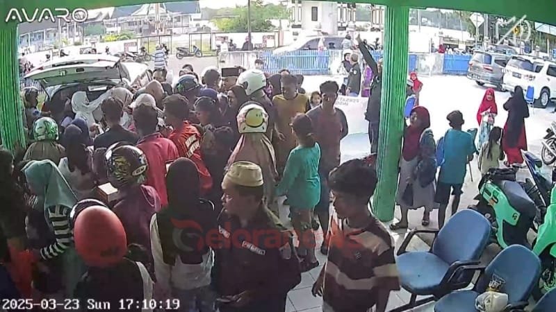 Masyarakat antusias menerima paket makan buka puasa yang dibagikan oleh PWI Barsel dan IKWI di depan Kantor PWI Barsel, Jalan Tugu, Kota Buntok, pada Minggu (23/3).