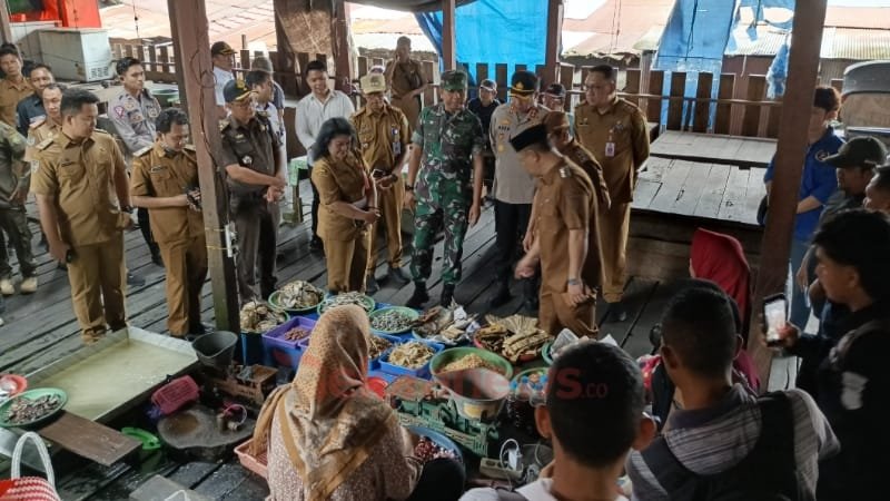 Bupati Barito Selatan, Eddy Raya Samsuri, bersama jajaran Forkopimda dan OPD terkait, melakukan inspeksi mendadak (sidak) di Pasar Beringin Buntok untuk memastikan harga dan ketersediaan bahan pokok menjelang Idulfitri, Senin (24/3).