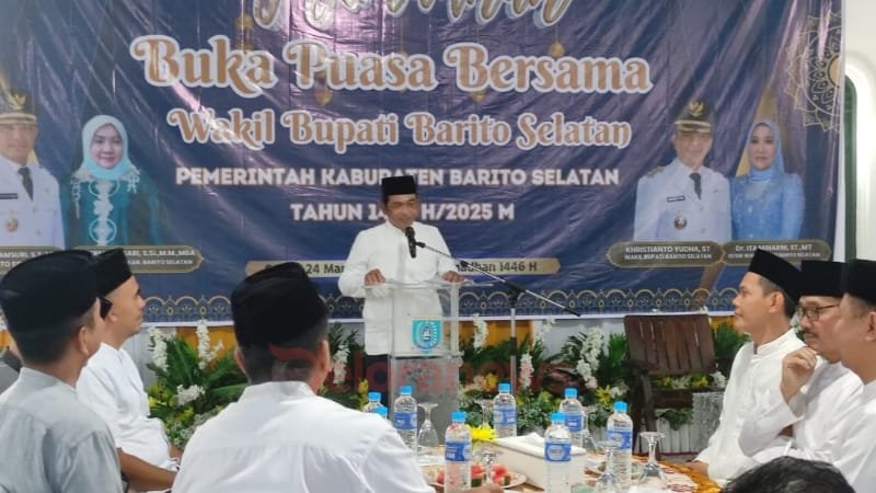 Wakil Bupati Barito Selatan, Khristianto Yudha, menyampaikan sambutan dalam acara Buka Puasa Bersama yang dihadiri oleh unsur Forkopimda, DPRD, serta tokoh masyarakat di Buntok, Senin (24/3).