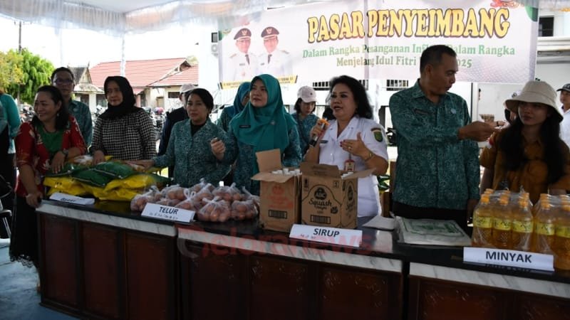 Ketua TP-PKK Barsel, Hj. Permana Sari Eddy Raya Samsuri, bersama jajaran TP-PKK dan DiskopUKMPerindag, menggelar Pasar Penyeimbang di Halaman Sekretariat TP-PKK Barsel untuk membantu masyarakat mendapatkan kebutuhan pokok dengan harga terjangkau menjelang Idulfitri.