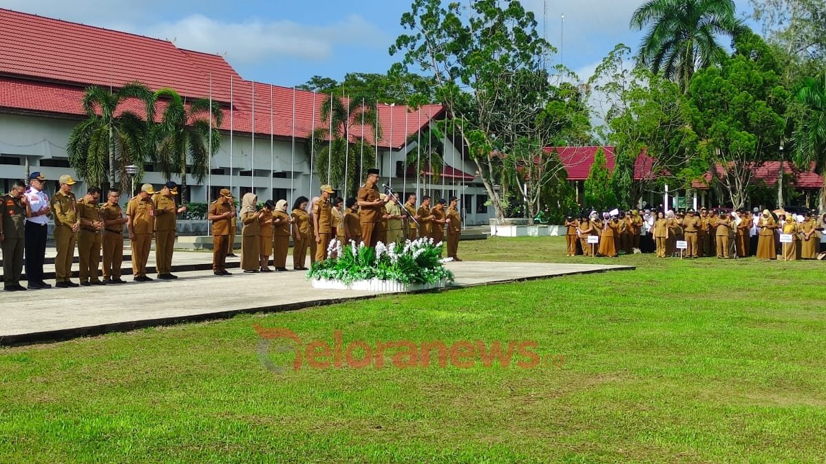 Bupati Barito Selatan, Eddy Raya Samsuri didampingi wakil bupati saat memimpin apel besar dan halal bi halal pemerintah kabupaten setempat, di Buntok, Selasa (8/4/2025).