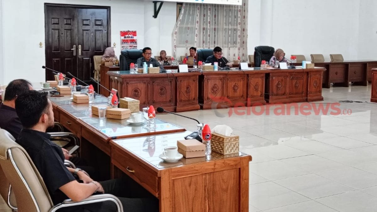 Ketua DPRD Barito Selatan, HM Farid Yusran saat memimpin rapat banmus, di Buntok, Selasa (8/4/2025).