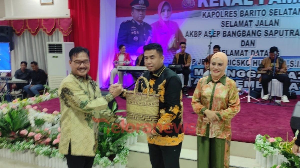 Ketua DPRD Barsel menyerahkan cendera mata kepada Kapolres lama AKBP Asep Bangbang Saputra saat acara kenal pamit.
