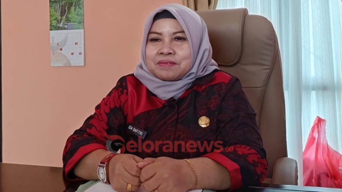 Ida Safitri Kepala DKPP Barito Selatan duduk di kantor menjelaskan program pertanian dan pangan