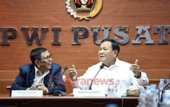 Presiden RI Prabowo Subianto dan Ketua Umum PWI Pusat Hendry Ch Bangun saat konferensi pers terkait program rumah subsidi untuk wartawan di Jakarta