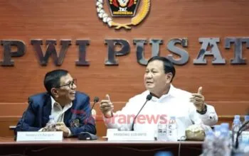 Presiden RI Prabowo Subianto dan Ketua Umum PWI Pusat Hendry Ch Bangun saat konferensi pers terkait program rumah subsidi untuk wartawan di Jakarta
