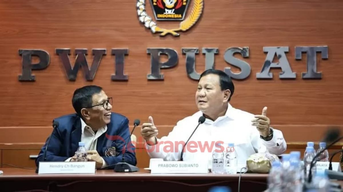 Presiden RI Prabowo Subianto dan Ketua Umum PWI Pusat Hendry Ch Bangun saat konferensi pers terkait program rumah subsidi untuk wartawan di Jakarta