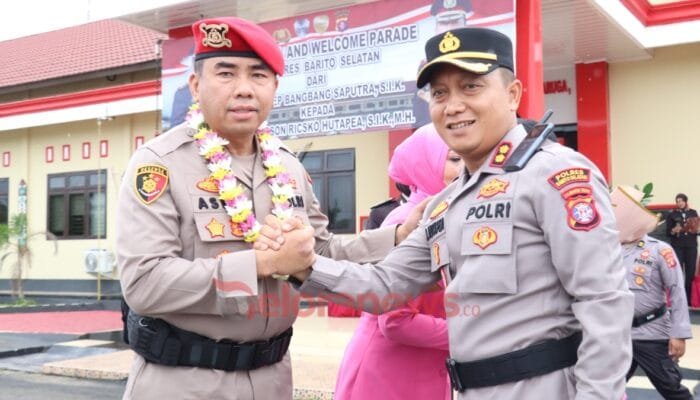 Kapolres Baru Barsel AKBP Jacson R Hutapea Disambut Tradisi Adat dan Pedang Pora
