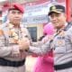 AKBP Asep Bangbang Saputra berjabat tangan dengan AKBP Jacson R Hutapea saat serah terima jabatan Kapolres Barsel