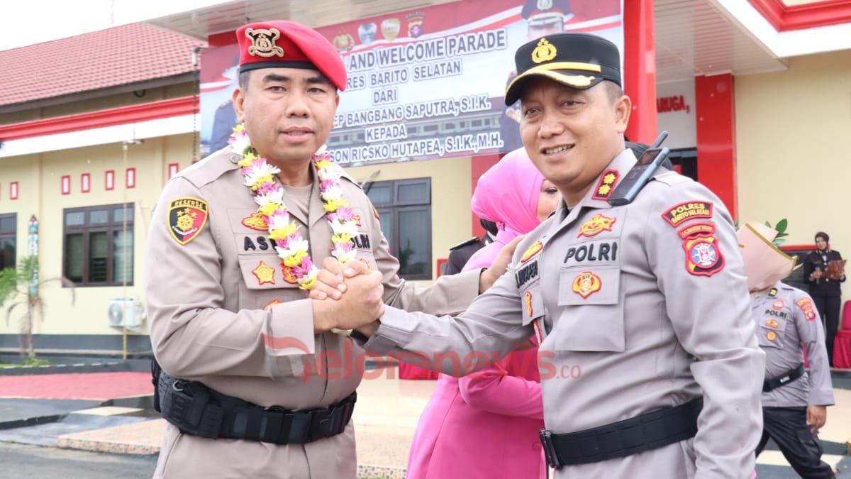 AKBP Asep Bangbang Saputra berjabat tangan dengan AKBP Jacson R Hutapea saat serah terima jabatan Kapolres Barsel