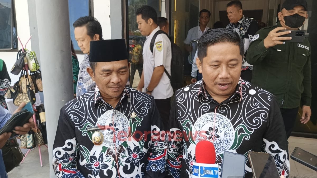 Kiri Wakil Bupati Barito Selatan Khristianto Yudha dan kanan Kepala Disporaparabud Barsel Manat Simanjuntak saat memberikan keterangan pers terkait Rakornis Pemuda dan Olahraga Kalteng 2025 di Barsel.