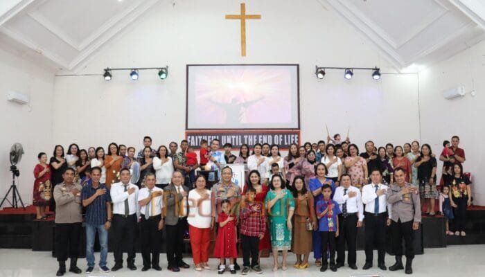 Kapolres Barsel Ibadah Minggu dan Bersilaturahmi di GPdI Bethany Buntok