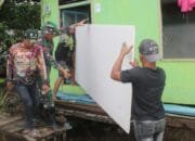 Satgas TMMD ke-124 dan Warga Gotong Royong Angkut Material RTLH
