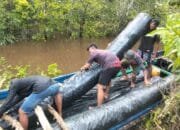 Personel Satgas TMMD ke-124 Angkut Geotex Gunakan Perahu Klotok