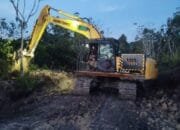 Satgas TMMD ke-124 Lanjutkan Pembukaan Jalan hingga Malam Hari demi Tuntaskan Target