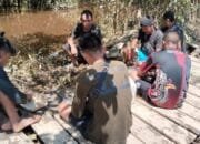 Rehat di Bawah Pohon Saat Buka Jalan Baru