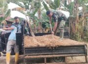 Satgas TMMD Kodim 1012/Buntok Angkut Material Gorong-Gorong Gunakan Kendaraan Warga