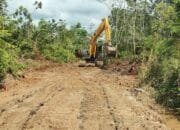 Alat Berat Percepat Pelebaran Jalan TMMD Reguler ke-124 di Desa Wungkur Baru