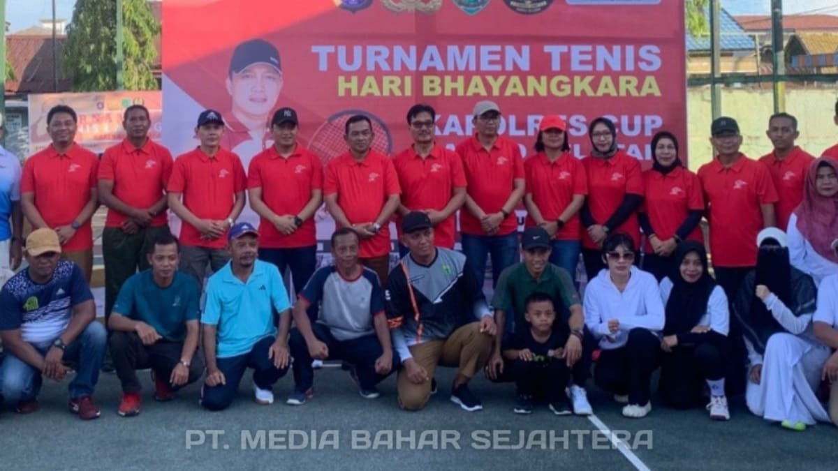 ketua-dprd-barsel-hadiri-pembukaan-turnamen-tenis-kapolres-cup