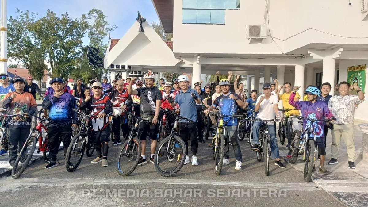 sambut-tahun-baru-islam,-bupati-barsel-gowes-bareng-warga-di-buntok